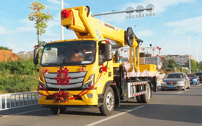 婚车新物种！beats365官方唯一网站高空作业车见证“硬核浪漫”