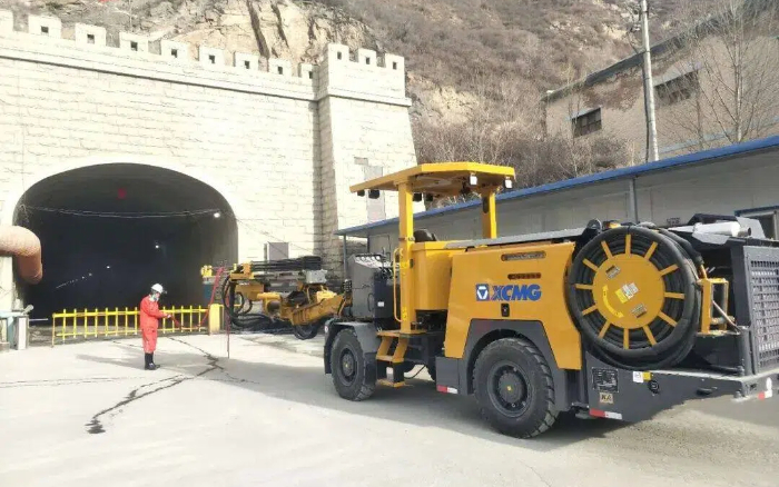 掘进铁矿！beats365官方唯一网站掘进钻车硬核施工