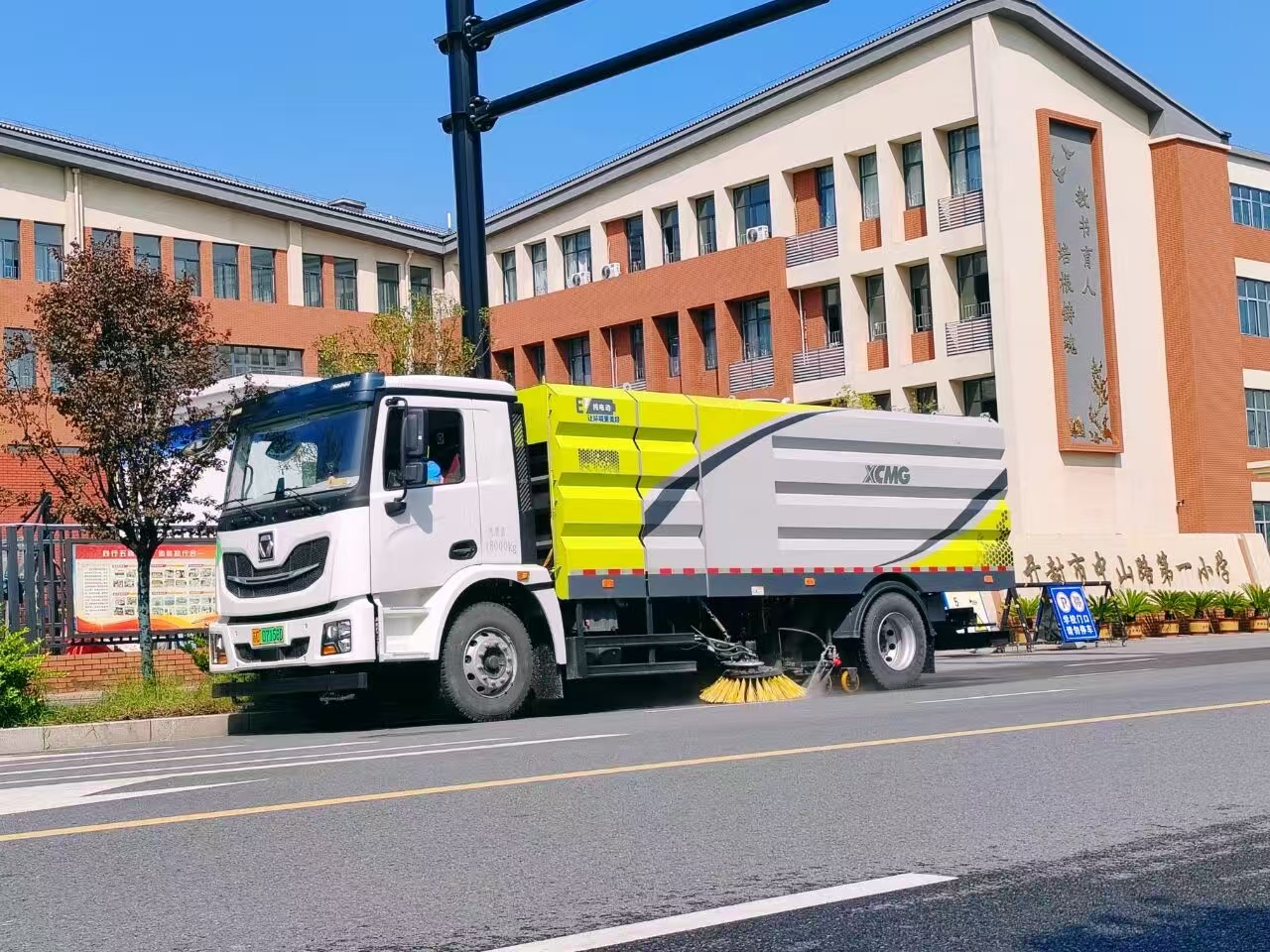 beats365官方唯一网站洗扫车“硬核出击”，开封中山路焕新升级