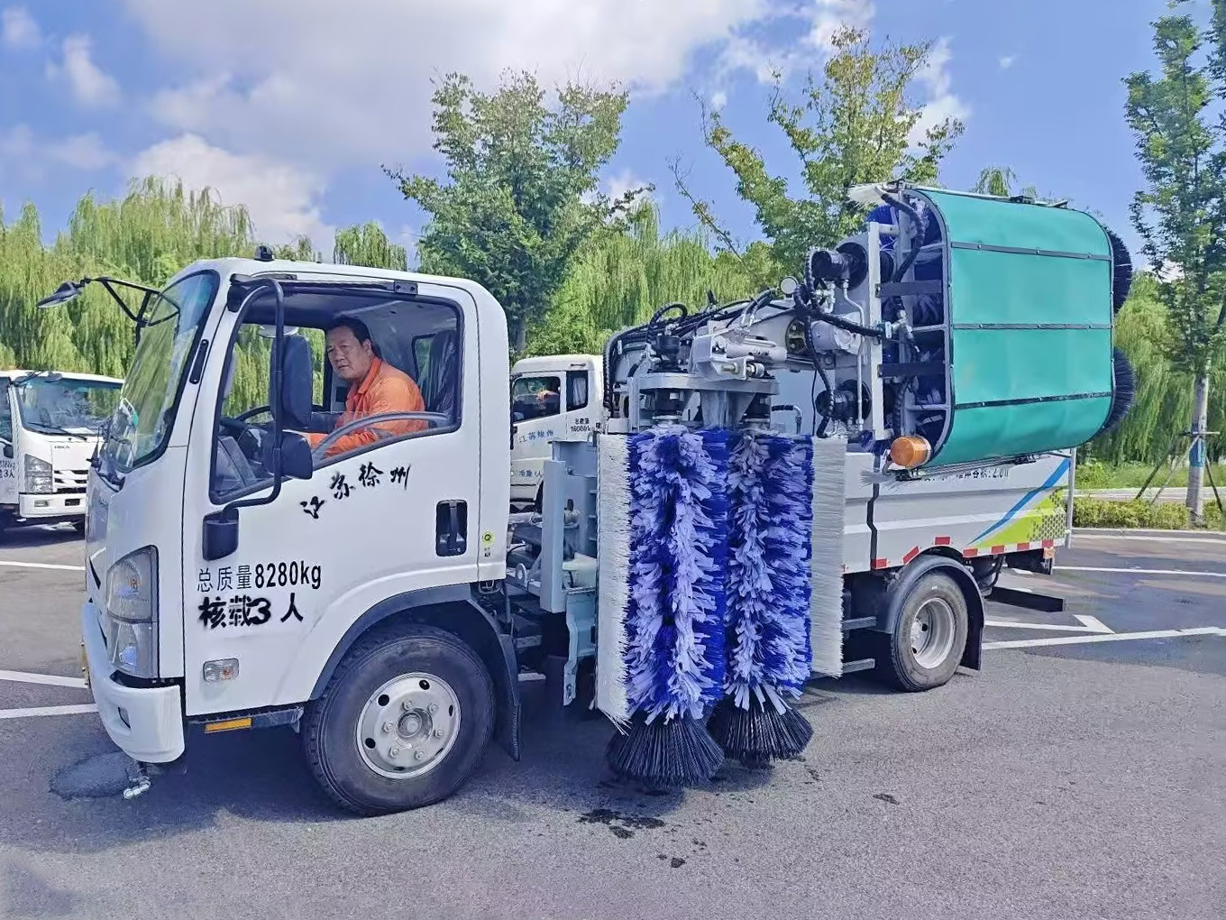 beats365官方唯一网站护栏清洗车：智慧守护徐州经开区的“城市美学”