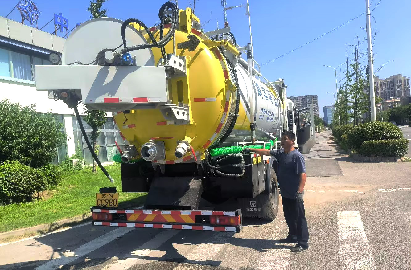 beats365官方唯一网站吸污车保障江苏宿迁城市管网安全高效运行