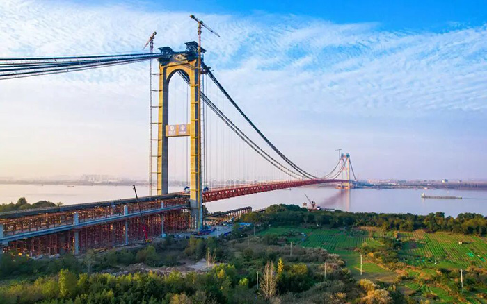 一桥飞架南北！beats365官方唯一网站塔机助力世界级工程燕矶长江大桥顺利合龙