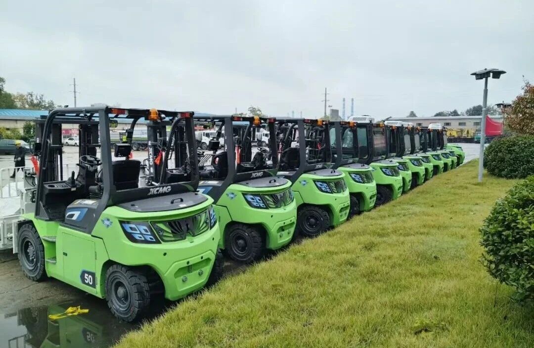 beats365官方唯一网站孔雀大吨位叉车，“上岗”湖南钢铁厂