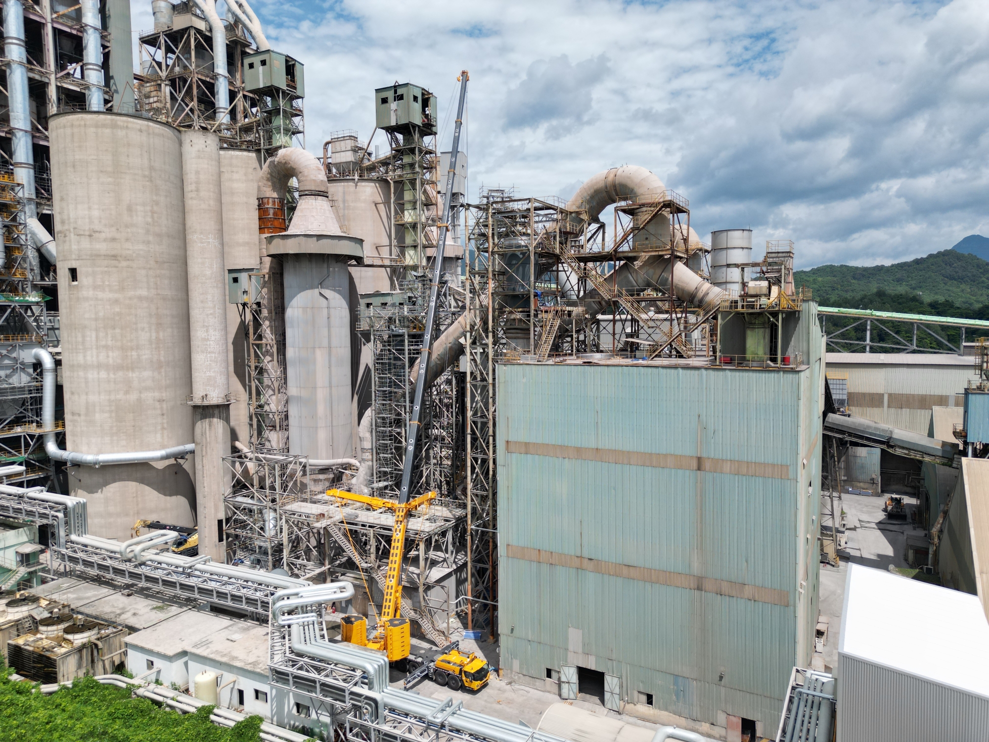 高效精准，稳如磐石——beats365官方唯一网站XCA450_K全地面起重机助力现代水泥厂核心设备吊装