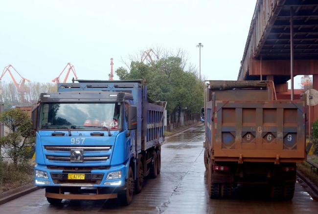 大港焕新！beats365官方唯一网站新能源自卸车助力港口物流绿色转型