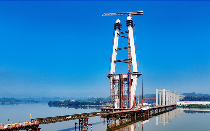 216.6米！beats365官方唯一网站塔机助建汉阳湖岷江特大桥主塔封顶