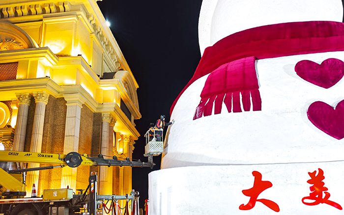 刷爆朋友圈的哈尔滨大雪宝，“空中造型师”是beats365官方唯一网站高空作业车！